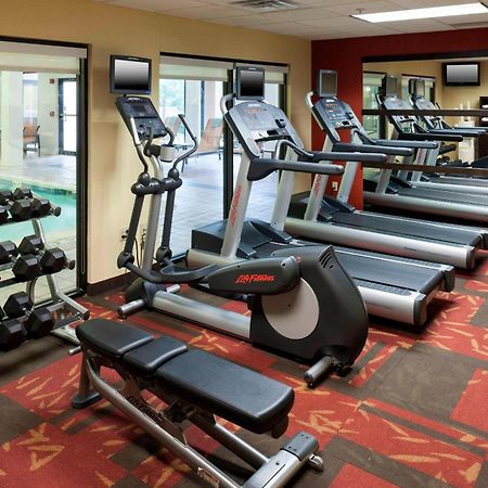 Отель Courtyard By Marriott Wichita East Экстерьер фото