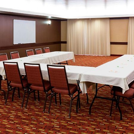 Отель Courtyard By Marriott Wichita East Экстерьер фото