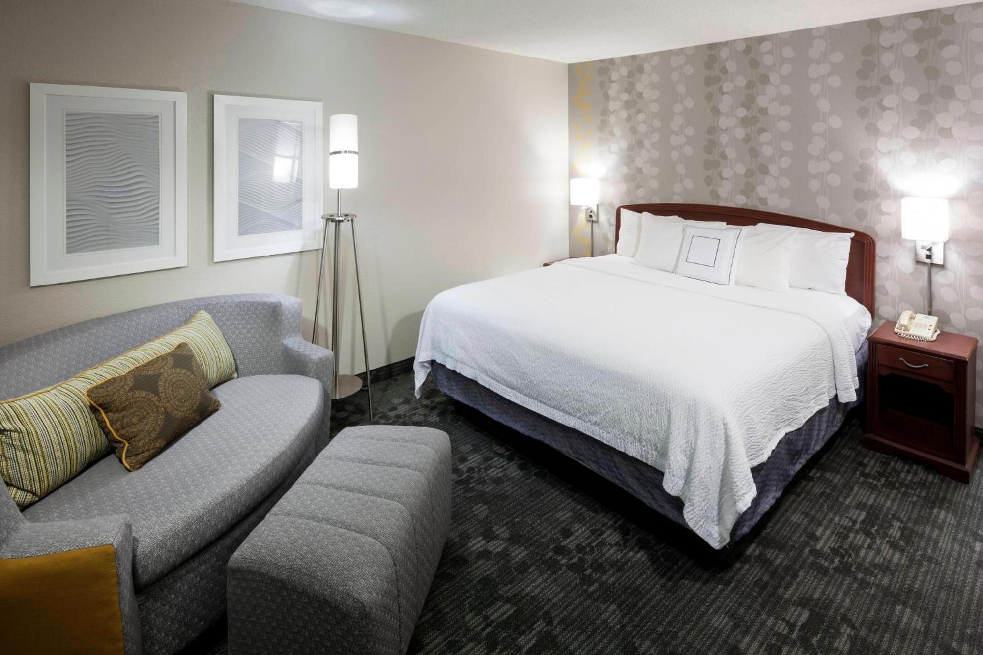 Отель Courtyard By Marriott Wichita East Экстерьер фото