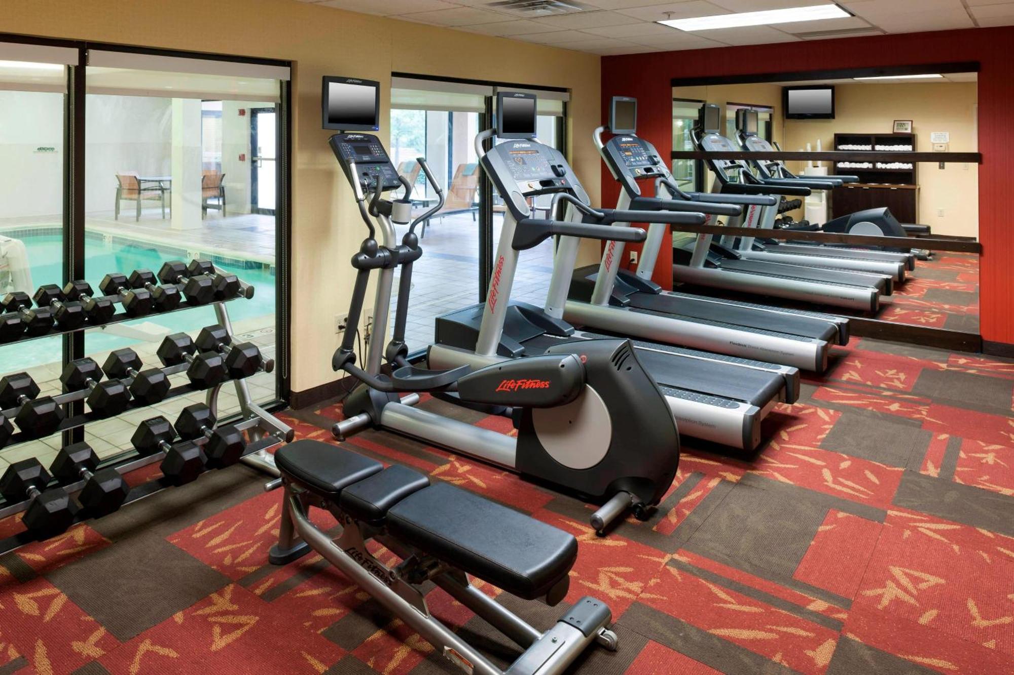 Отель Courtyard By Marriott Wichita East Экстерьер фото