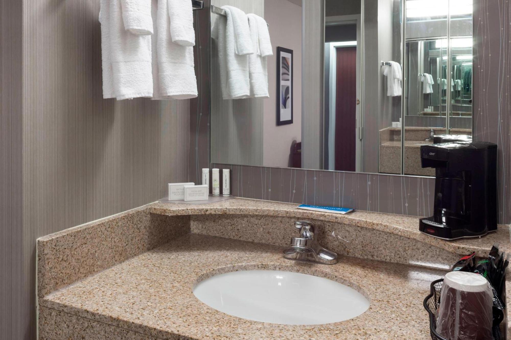 Отель Courtyard By Marriott Wichita East Экстерьер фото